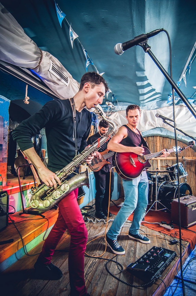 Saxophone and guitar in a close connection in IMIRA's music